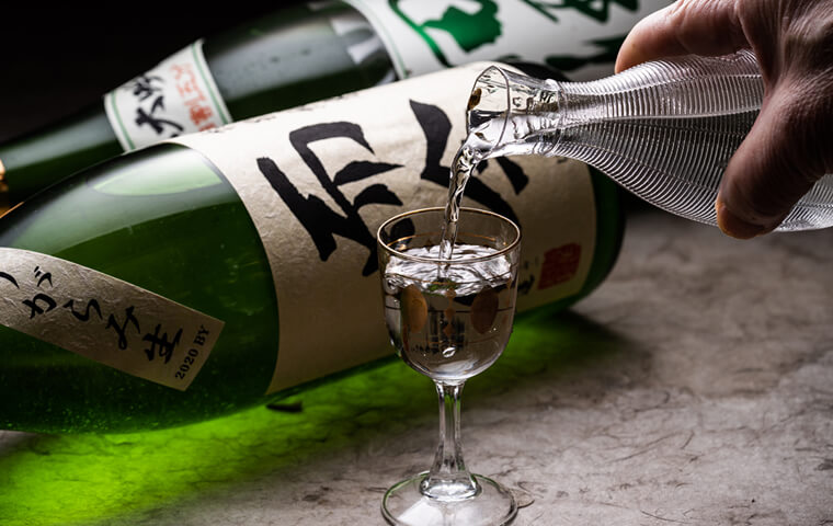 季節の日本酒。20度の焼酎はロックで。